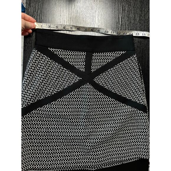 Contemporary Black and White SMITH wool blend mini skirt - Picture 2 of 7